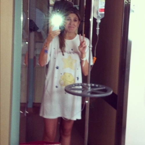 A humorista Dani Calabresa aparece tomando soro e de camisola em foto publicada no Instagram. Ela passará por uma cirurgia para tirar uma pedra no rim (26/10/12)