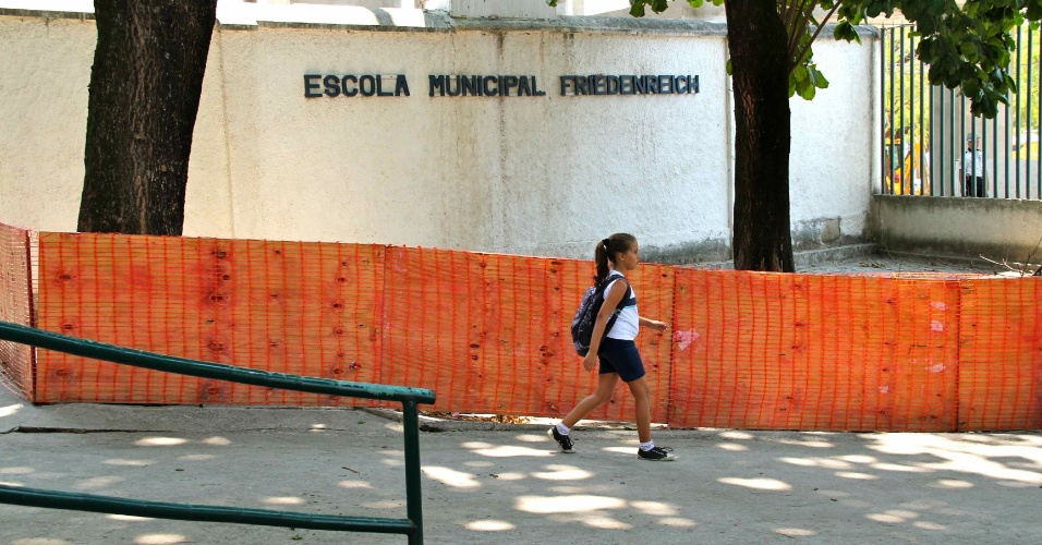 Área do pátio da escola já teve que ser isolada por causa das obras do Maracanã para a Copa