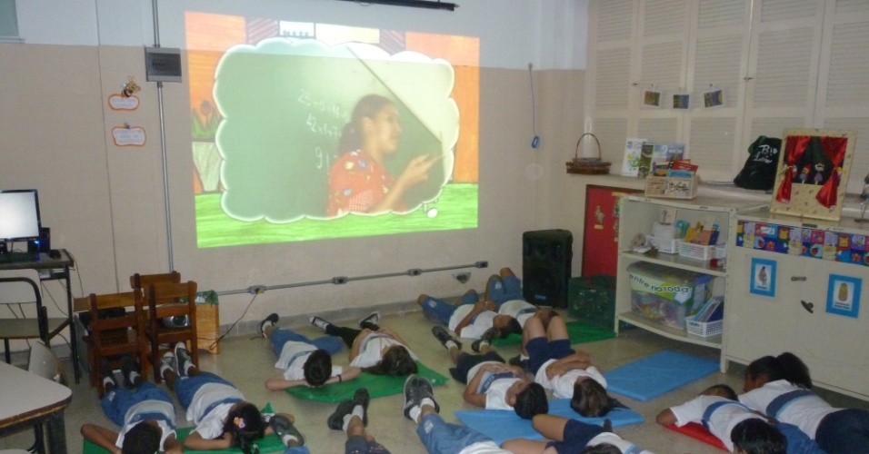 Crianças assistem a aulas na Escola Municipal Friedenreich