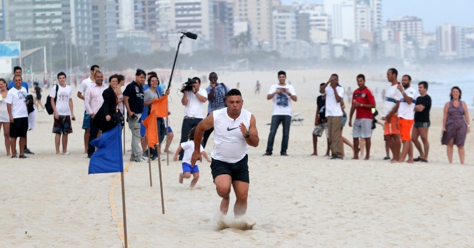 De visual novo, Ronaldo Nazário participa de gravações na praia, no Rio de Janeiro (26/10/2012)
