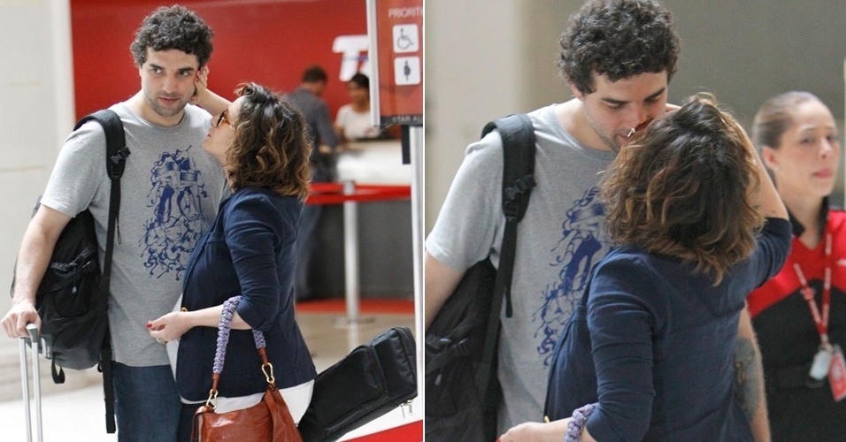 Grávida de seu segundo filho, Maria Rita troca carinhos e beija o marido Davi Moraes no aeroporto Santos Dumont, no Rio de Janeiro (26/10/12)