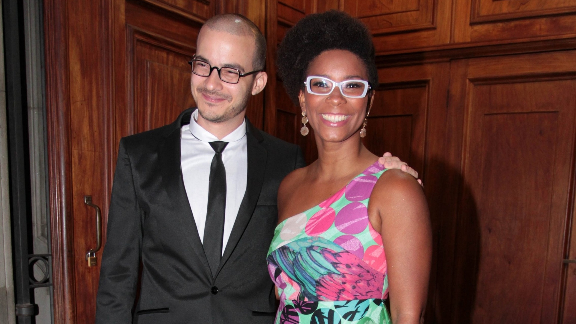 No casamento de Ticiana Villas Boas e Joesley Batista, a apresentadora Rita Batista escolheu um vestido nada sóbrio para o evento, que pedia traje a rigor. A cerimônia aconteceu na igreja Nossa Senhora do Brasil, uma das mais tradicionais da capital paulista. Por causa da estampa tropical, a peça não se parece um traje de gala e ainda não combina com o ambiente. Para a ocasião, a apresentadora ainda poderia ter dispensado o uso do óculos de armação branca, que acabou pesando no visual e também para o... - Orlando Oliveira/AgNews