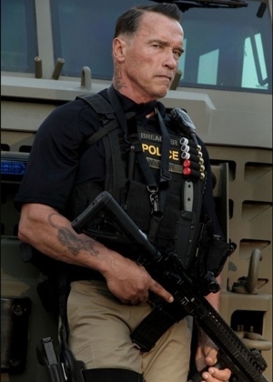O ator Arnold Schwarzenegger aparece caracterizado como um agente policial no set de filmagens de "Ten" (26/10/12) - Reprodução/Twitter