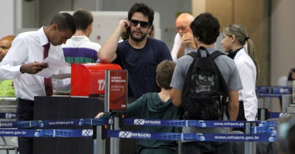 O ator Murilo Benício embarca no aeroporto do Galeão, no Rio de Janeiro, acompanhado dos filhos Pietro e Antonio (26/10/12)