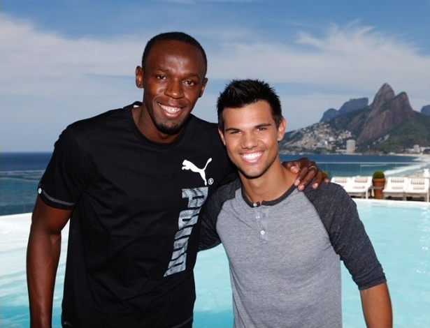 O corredor jamaicano Usain Bolt e o ator Taylor Lautner tiram foto juntos em frente à piscina do Hotel Fasano, no Rio de Janeiro (25/10/12)