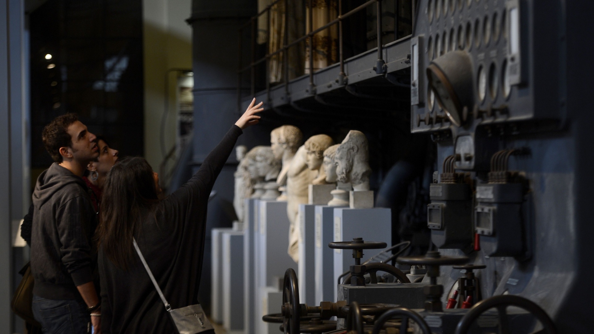 Quase 200 obras de arte, todas da enorme coleção de arte da IntesaSanpaolo, estão em exposição desde esta semana nas mesmas paredes do século 20, onde contadores de dinheiro e caixas trabalharam ao longo de 100 anos. - AFP PHOTO / FILIPPO MONTEFORTE