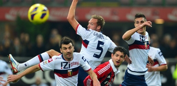 Alexandre Pato, atacante brasileiro do Milan, luta pela bola no Italiano - Giuseppe Cacace/AFP Photo