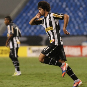 Bruno Mendes teve o contrato com o Botfogo reativado e poderá atuar normalmente em 2013 - Agif