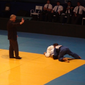 Campeã olímpica Sarah Menezes (de azul) em combate contra mexicana em Salvador - José Ricardo Leite/UOL