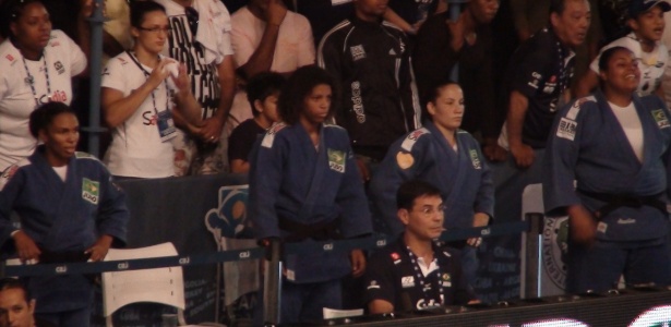 Delegação brasileira na torcida no duelo contra o Japão, pelas quartas do Mundial - José Ricardo Leite/UOL