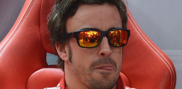Fernando Alonso, da Ferrari, relaxa nos boxes da escuderia antes de ir à classificação - AFP PHOTO/ PUNIT PARANJPE