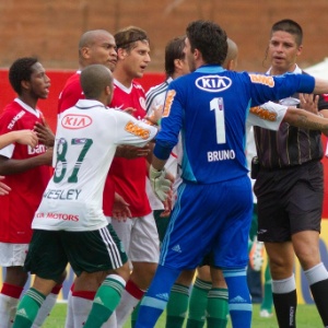 Francisco Carlos no meio da confusão entre Inter e Palmeiras; árbitro já esteve em caso parecido - Alexandro Auler/Preview.com