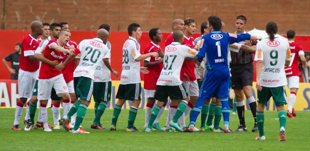 Jogadores de Inter e Palmeiras se envolvem em confusão após Barcos (9) marcar um gol  - Alexandro Auler/Preview.com