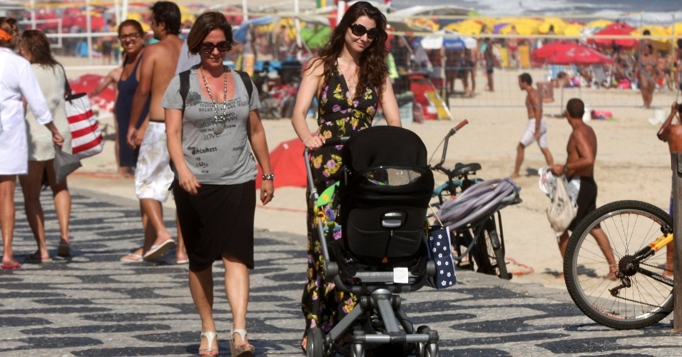 Lavínia Vlasak passeia com a filhinha Estella, de oito meses, na orla do Leblon, no Rio (27/10/12)
