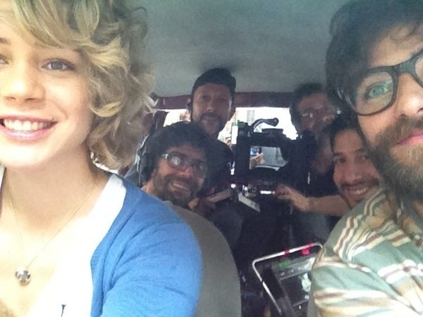 A atriz Leandra Leal publicou em seu Twitter uma foto do primeiro dia de filmagem do longa 