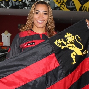 Pivô Érika posa com a bandeira do Sport em sua apresentação no clube - Divulgação