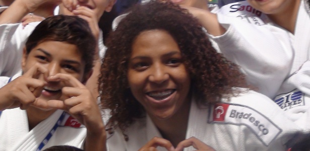 Sarah Menezes faz coração ao lado de Rafaela, vencedora da luta que rendeu bronze - José Ricardo Leite/UOL