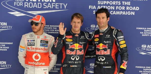 Sebastian Vettel, pole na Índia, acena ao lado do companheiro Mark Webber e Hamilton - AFP PHOTO/ PUNIT PARANJPE