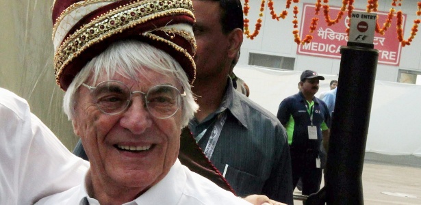 Ecclestone, que comemora 82 anos, veste um chapéu típico indiano antes de GP local - EFE/EPA/HARISH TYAGI