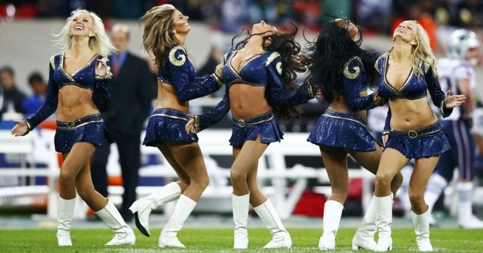 Cheerleaders do St. Louis Rams esbanjam beleza e sensualidade ao executarem coreografia na partida contra o New England Patriots, pela NFL, em Wembley
