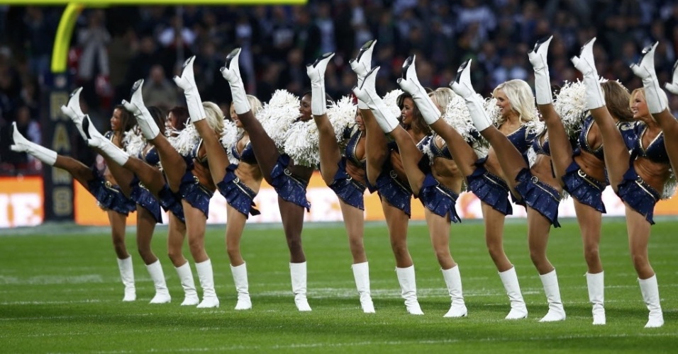 Cheerleaders do St. Louis Rams fazem exibição antes de partida contra o New England Patriots, em Wembley