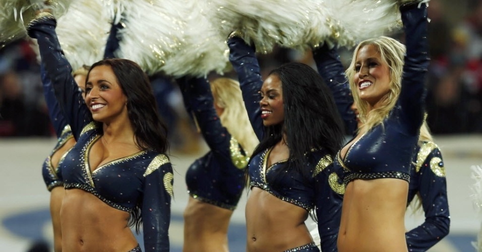 Cheerleaders exibem corpos sarados e animam a festa em Wembley para a partida entre St. Louis Rams e the New England Patriots