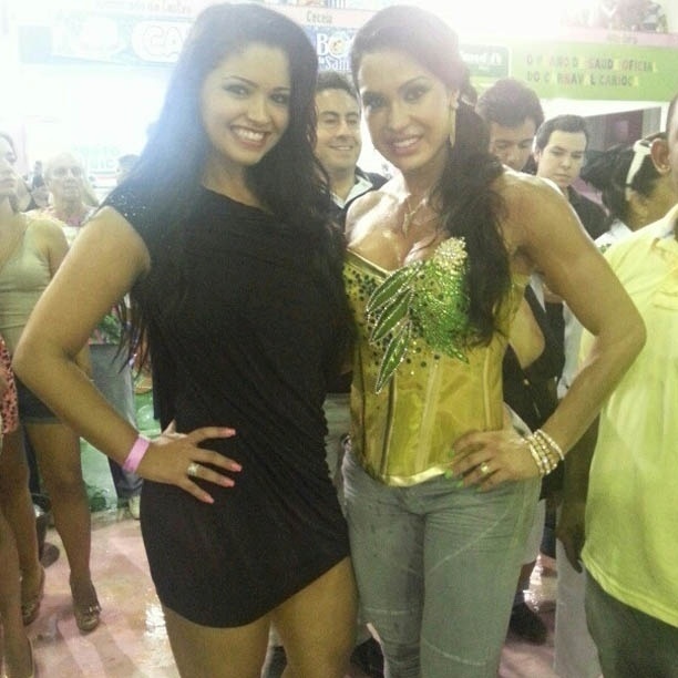 Gracyanne Barbosa divulga foto ao lado de Thatiana Pagung na quadra da Mangueira (27/10/2012)