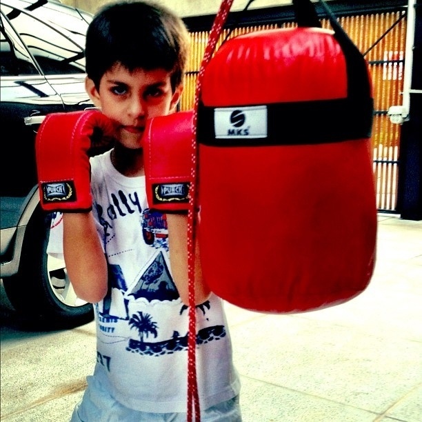 Henri Castelli publica imagem do filho lutando boxe (28/10/2012)