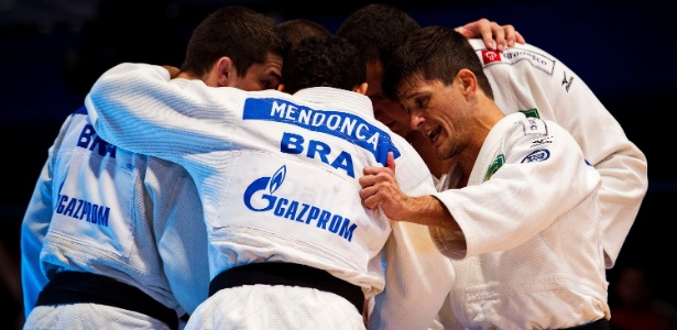 Judocas do Brasil em momento de união e comemoração no Mundial por equipes - Marcio Rodrigues / FOTOCOM.NET
