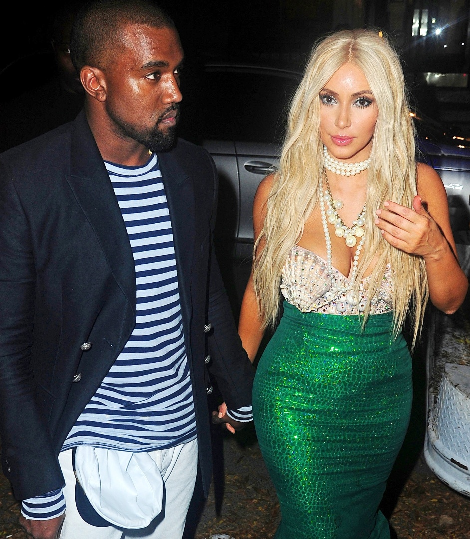 Kanye West e Kim Kardashian vão a festa da  de Halloween no bairro de West Village, em Nova York (27/10/12) 