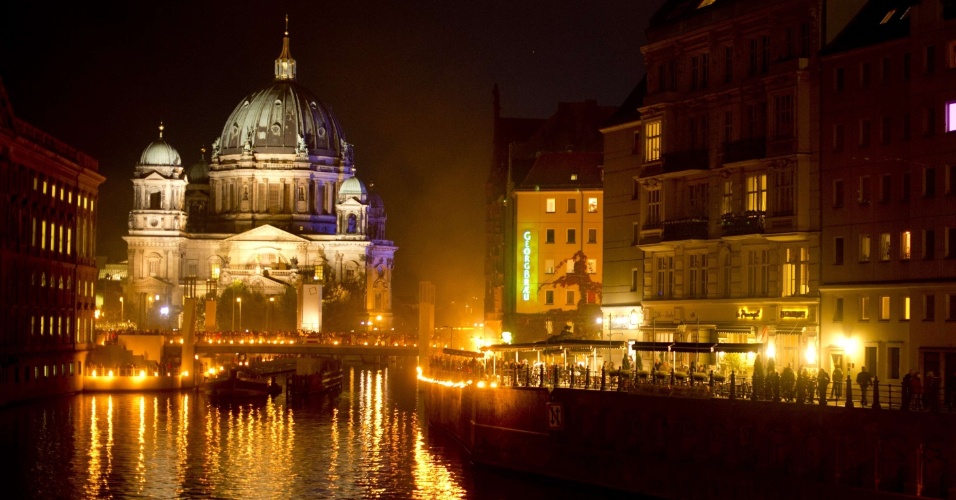 Luz de postes é refletida no rio Spree, afluente do rio Havel, durante celebrações do aniversário de 775 anos de Berlim, comemorado neste domingo (28)