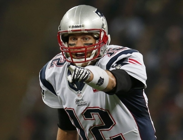 O quarterback do New England Patriots, Tom Brady, passa instruções à sua equipe durante jogo da NFl contra o St. Louis Rams