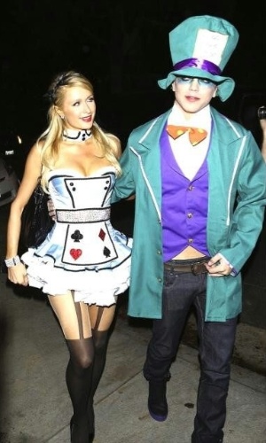 Paris Hilton publicou uma foto de sua fantasia para o Halloween. "Alice e o Chapeleiro Maluco", escreveu a socialite (27/10/12)