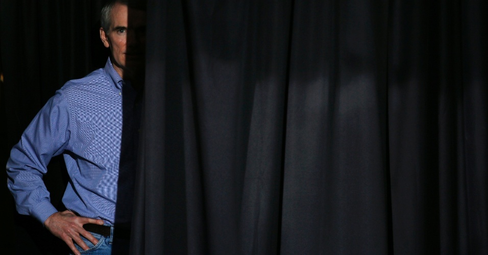 Senador Rob Portman, dos EUA, aguarda para subir ao palanque durante comício de campanha de Mitt Romney, candidato republicano à presidência do país