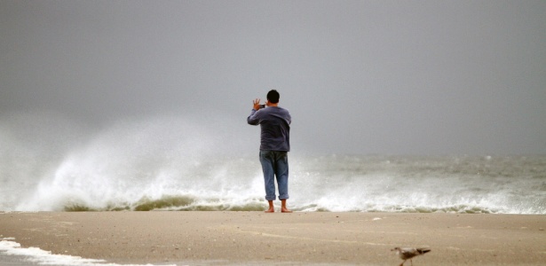 Homem fotografa fortes ondas em praia de Cape May, em Nova Jersey (EUA) - Jessica Kourkounis/The New York Times