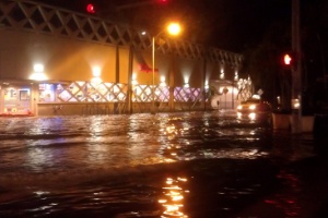 Avenida da cidade de Miami (EUA) ficou inundada por causa da passagem do furacão Sandy, que se encontra no Atlântico, na altura da Carolina do Norte