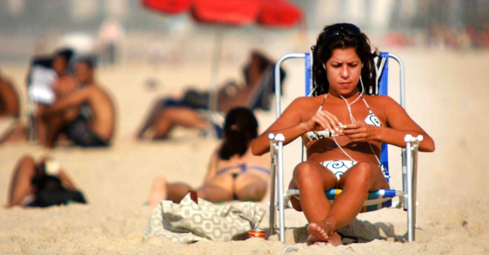 29.out.2012 - Banhista aproveita manhã de sol, com temperaturas próximas dos 30°C, na praia de Ipanema, zona sul do Rio de Janeiro