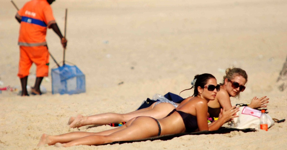 29.out.2012 - Banhistas aproveitam manhã de sol, com temperaturas próximas dos 30°C, na praia de Ipanema, zona sul do Rio de Janeiro