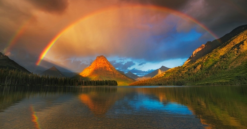 29.out.2012 - Depois de uma noite chuvosa no Parque Nacional Glacier, na América do Norte, as tormentas dão lugar a um arco-íris. O fotógrafo alemão Frank Krahmer conta que foi "um dos momentos mais mágicos que já viveu" - GDT/Gesellschaft Deutsche Tierfotografen