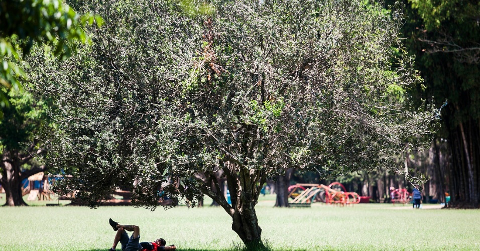 29.out.2012 - Paulistano aproveita segunda-feira de sol e temperaturas acima dos 30°C para relaxar no parque do Ibirapuera, em São Paulo