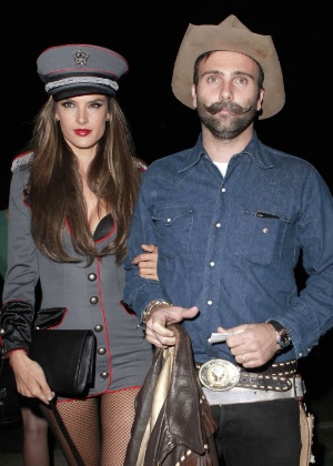 A modelo Alessandra Ambrósio e o marido Jamie Mazur se fantasiam para festa de Halloween (26/10/12)