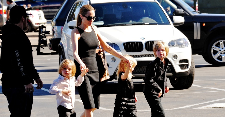 Angelina Jolie leva a filha mais velha Shiloh e os gêmeos Knox e Vivienne para comprar fantasias de Halloween, em Hollywood (29/10/12)