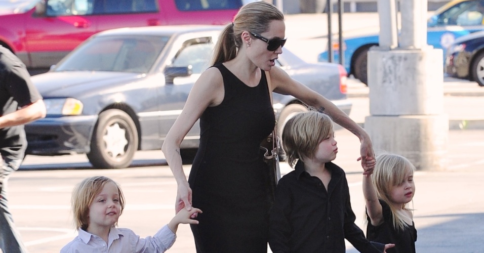 Angelina Jolie leva a filha mais velha Shiloh e os gêmeos Knox e Vivienne para comprar fantasias de Halloween, em Hollywood (29/10/12)