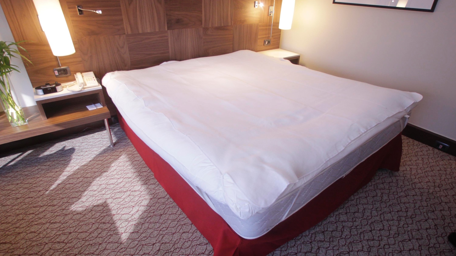 Antes de iniciar a arrumação, deixe arejar por uns 30 minutos o colchão sem as roupas de cama. Enquanto isso, separe o jogo de cama: o primeiro lençol, chamado também de lençol de baixo; o segundo lençol (a peça de cima); o edredon ou colcha e os travesseiros. - Fernando Donasci/ UOL