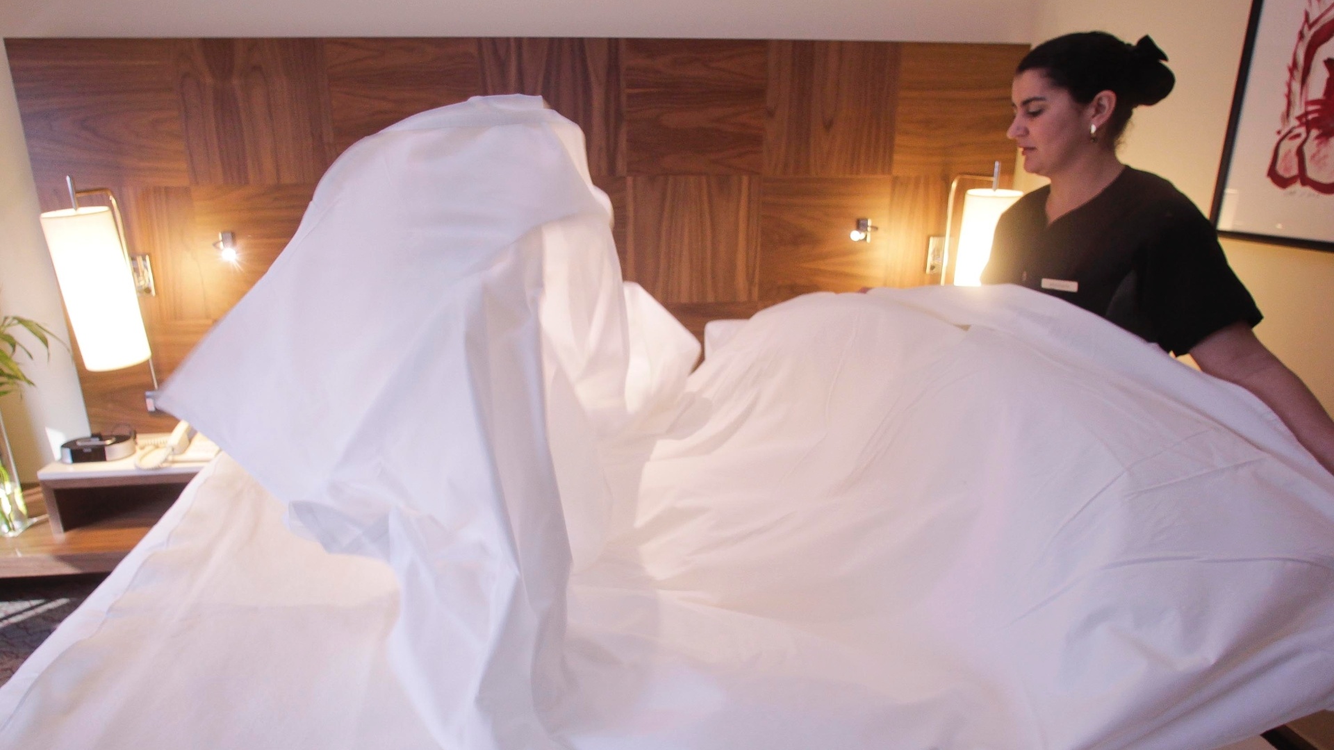 Após o tempo de arejo do colchão, estenda o primeiro lençol - a peça de baixo. Observe para que o lençol fique bem centralizado na cama. - Fernando Donasci/ UOL