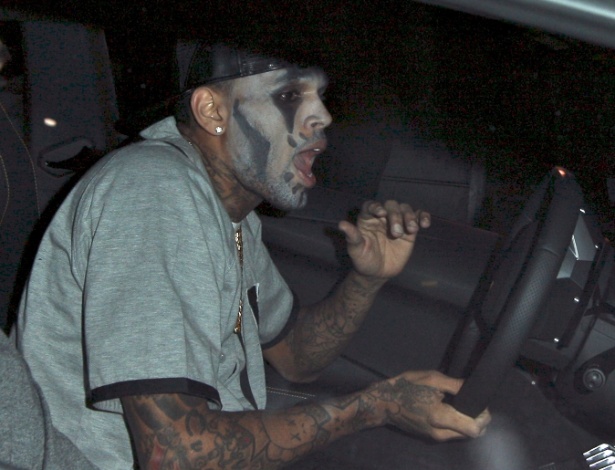 Chris Brown se pinta para festa de Halloween na casa noturna Greystone Manor, em West Hollywood, Los Angeles (29/10/12)