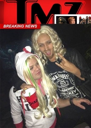 Deryck Whibley e Ari Cooper se fantasiam de Avril Lavigne e Chad Kroeger para festa de Halloween (29/10/12)