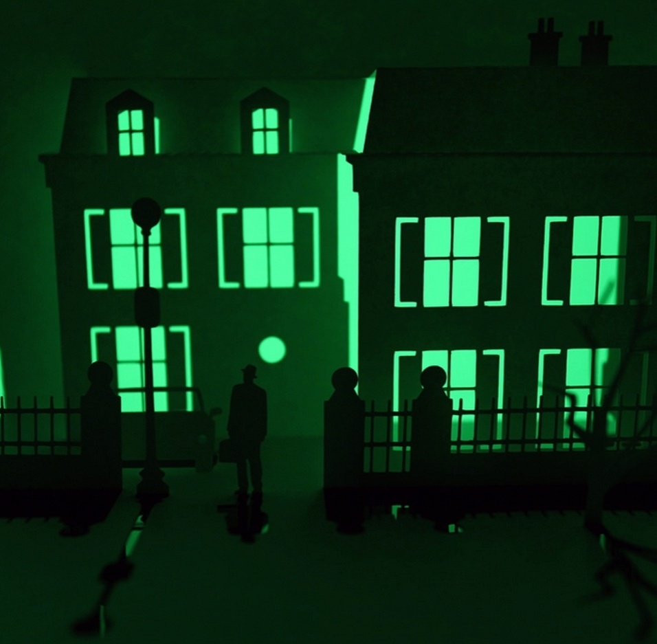 Detalhe da casa do longa "O Exorcista", recortada pelo artista gráfico inglês Marc Hagan-Guirey na série "Horrorgami"  - Divulgação