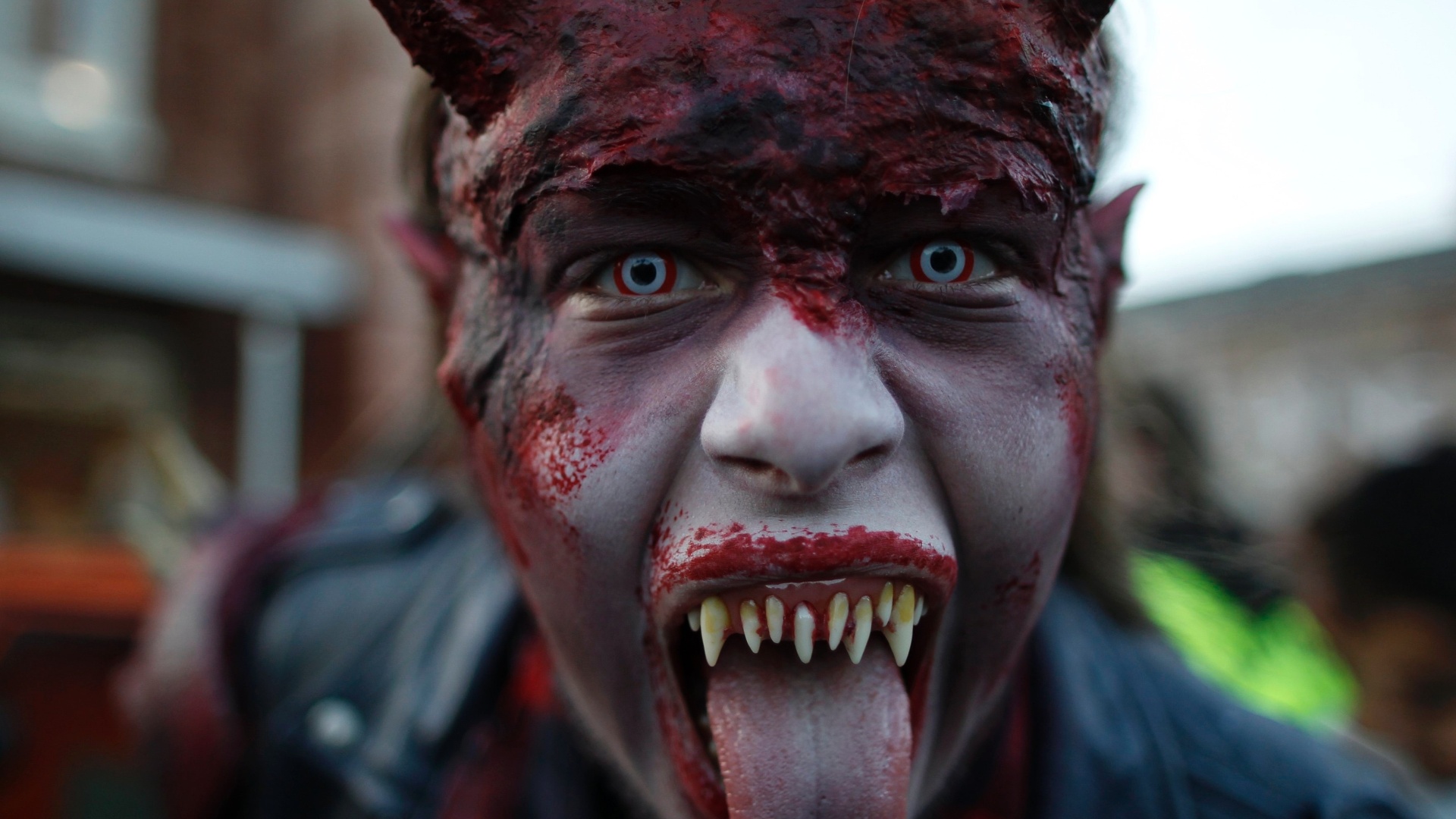 Fãs do Dia das Bruxas se fantasiam para a "Halloween Horror Party 2012" e fazem performance no Movie Park Germany, que fica na cidade de Bottrop, na Alemanha. O evento foi programado para divulgar atividades no Movie Park Germany durante o período do Halloween, que acontece de 3 de outubro a 3 de novembro (18/10/12) - Ina Fassbender/Reuters