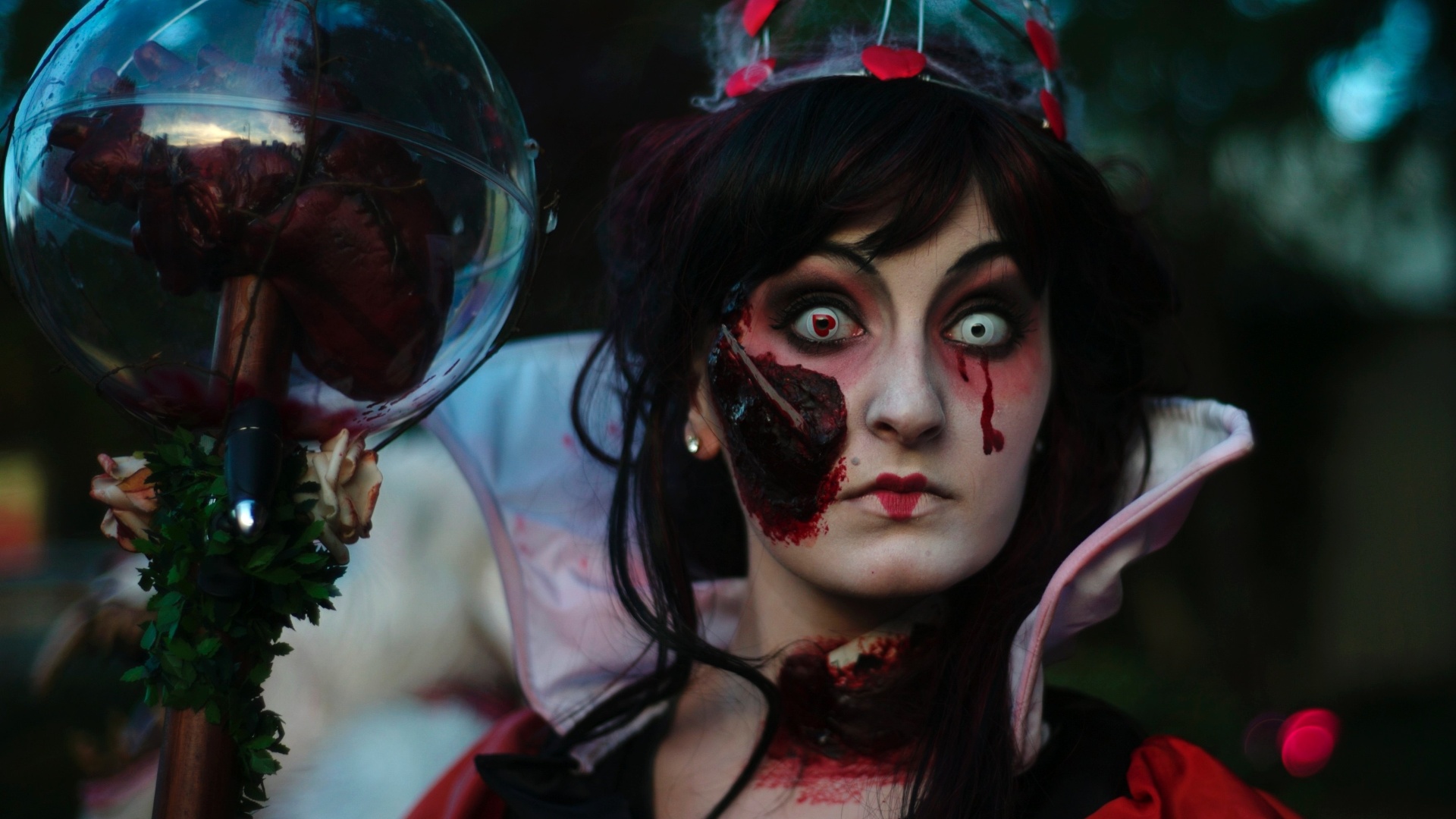 Fãs do Dia das Bruxas se fantasiam para a "Halloween Horror Party 2012" e fazem performance no Movie Park Germany, que fica na cidade de Bottrop, na Alemanha. O evento foi programado para divulgar atividades no Movie Park Germany durante o período do Halloween, que acontece de 3 de outubro a 3 de novembro (18/10/12) - Ina Fassbender/Reuters